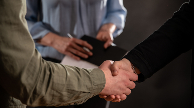 bokor_beatrix_elegedett_kezfogas